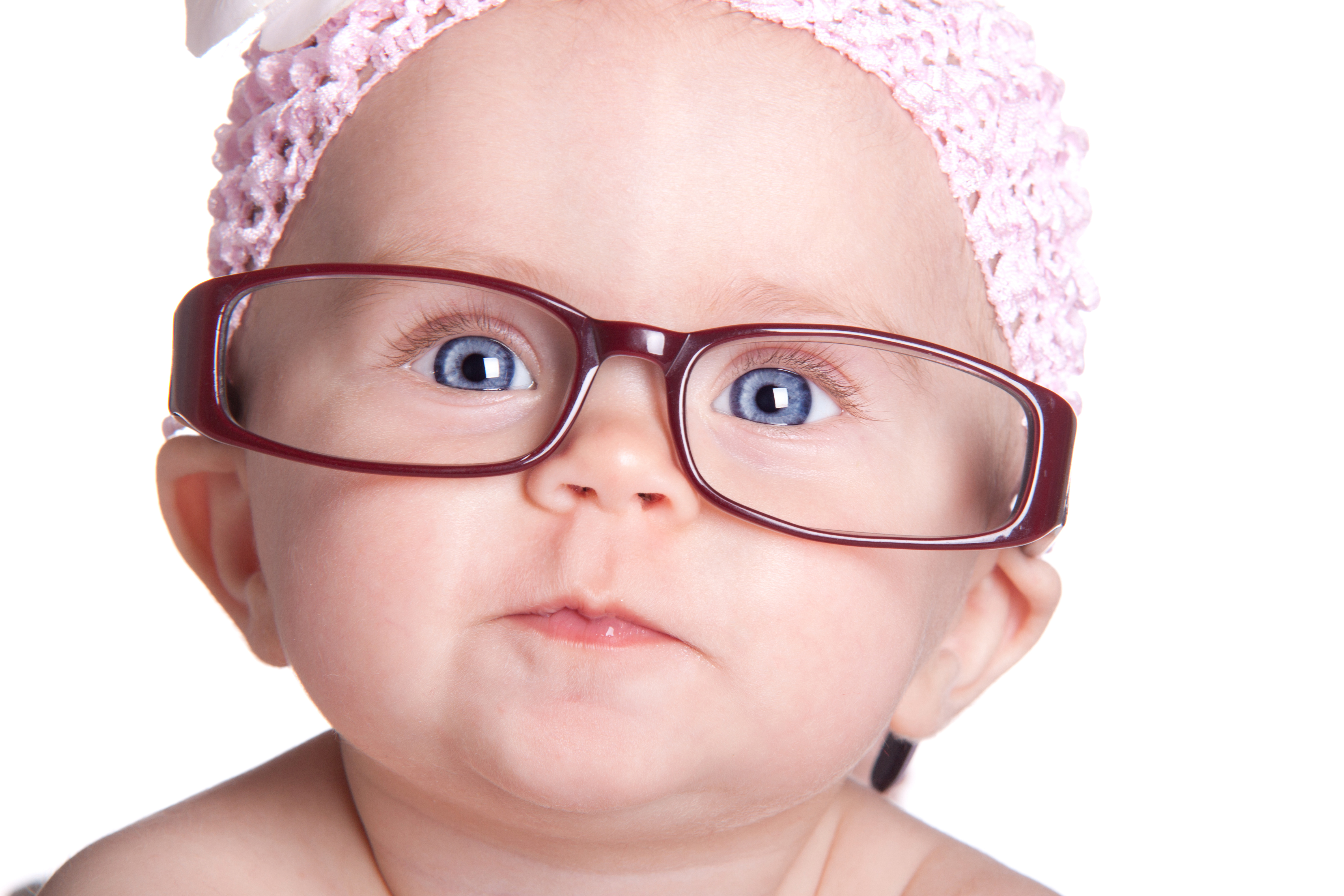 У ребенка зрение 1 5. Детки в очках. Очки для детей для зрения. Малыш в очках. Дети с нарушением зрения.